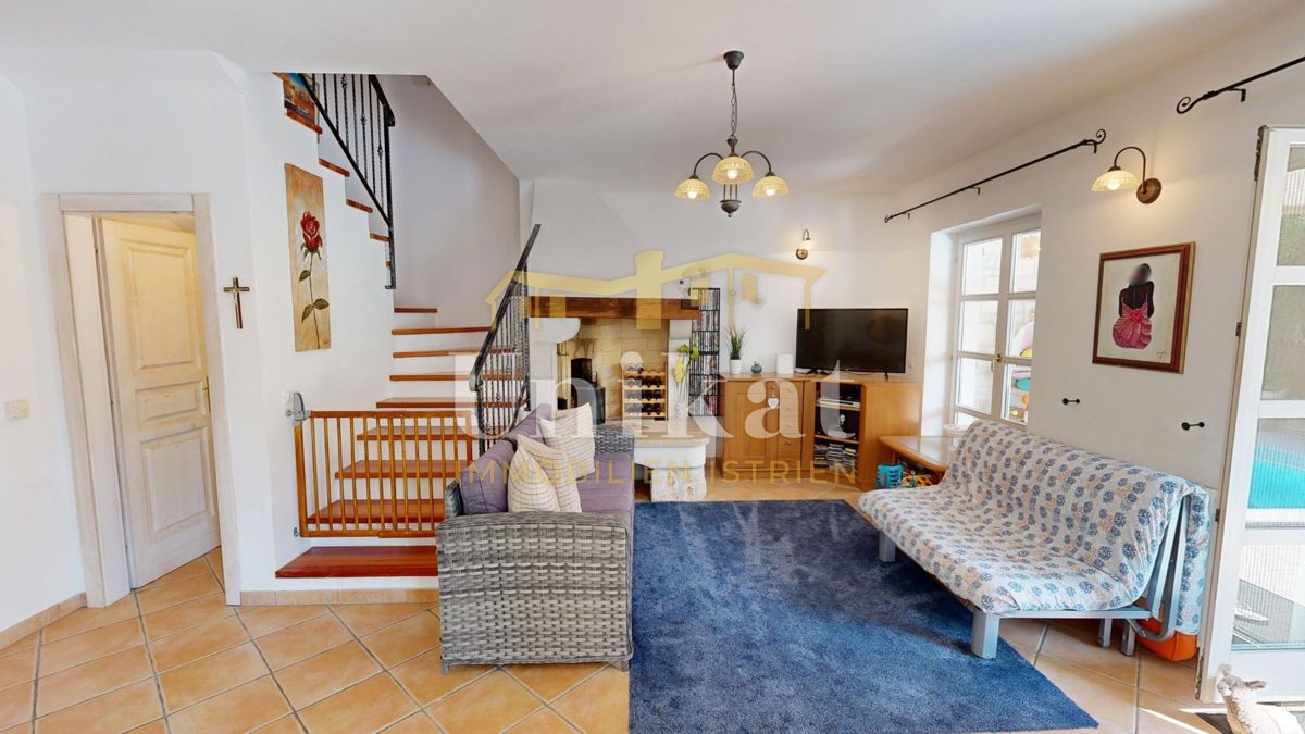 Dvojna hiša z bazenom v istrskem slogu